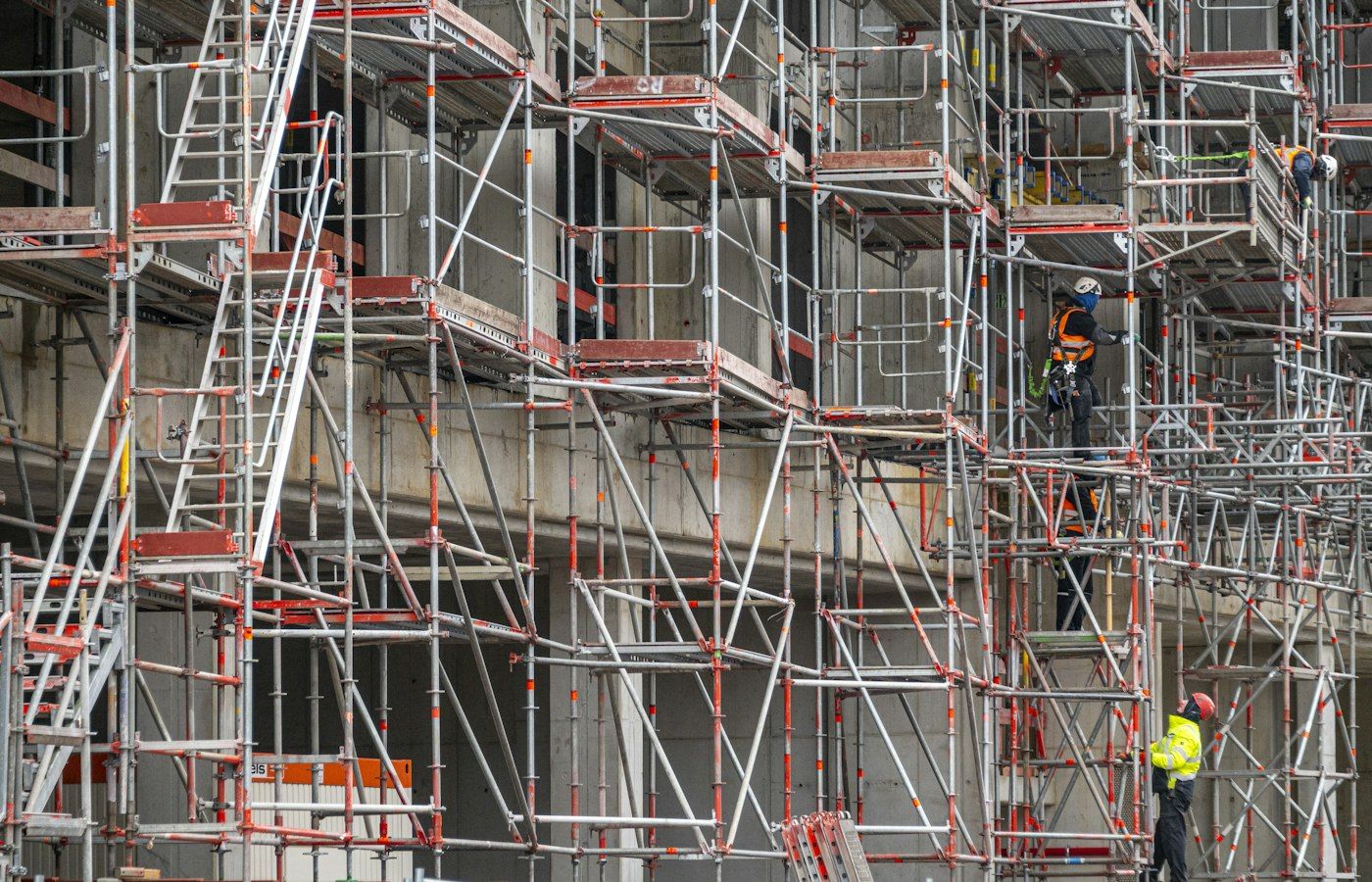 Ponteggi e operai in sicurezza in un cantiere