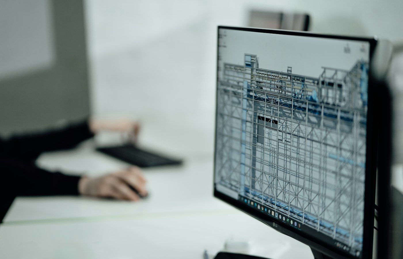 Postazione di lavoro con il progetto impiantistico sullo schermo